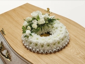 Classic Based Wreath in White